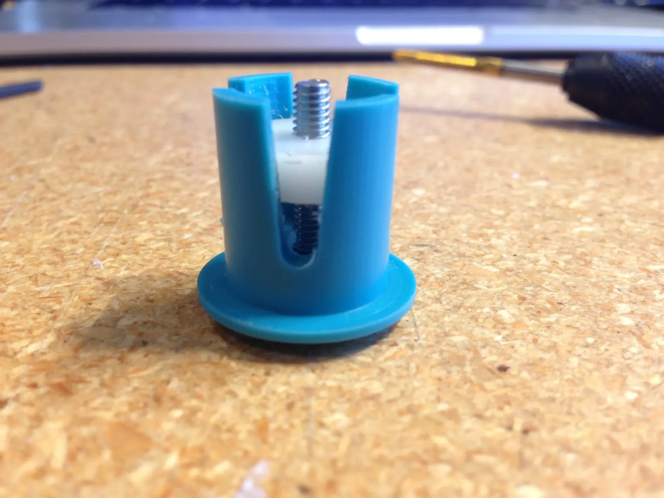 Expanding nut seated in plug fingers in tightened state